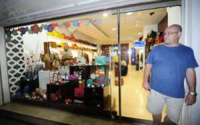 En pleno d�a y con polic�as cerca, asaltan un comercio