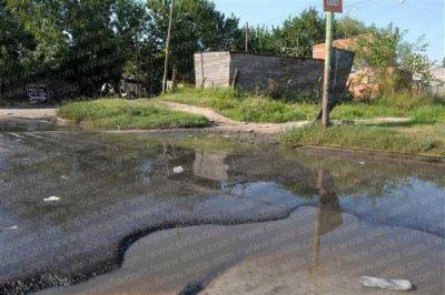 Por una ca�er�a rota, una zona de Los Hornos se qued� sin agua  