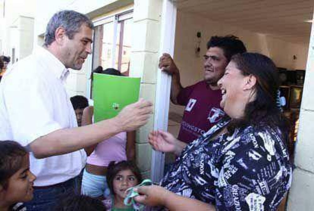 Ferraresi inaugur� viviendas en Villa Luj�n