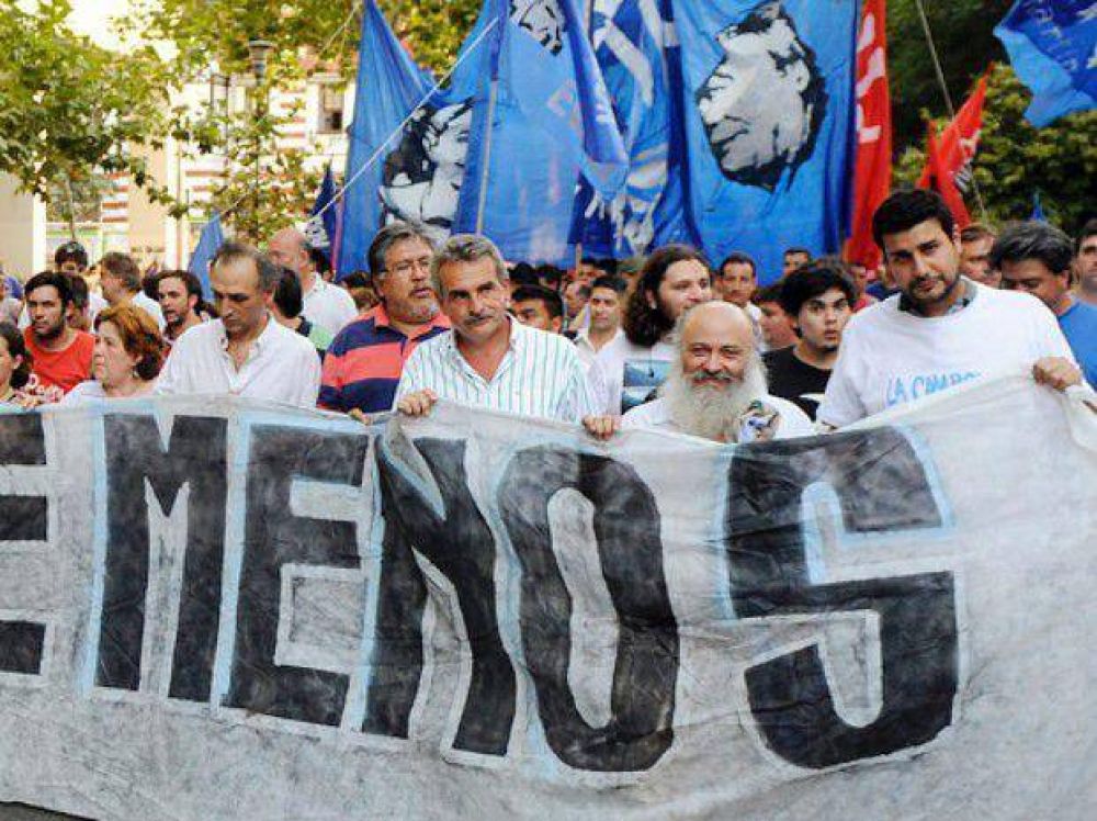 El kirchnerismo march� contra la violencia y acus� al socialismo de "ineptos y c�mplices de narcos"