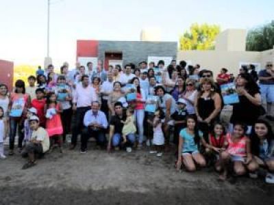 Continu� la entrega de vivienda en Potreros de los Funes