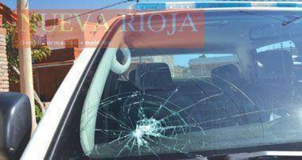 J�venes da�an con una lluvia de piedras a patrulleros policiales