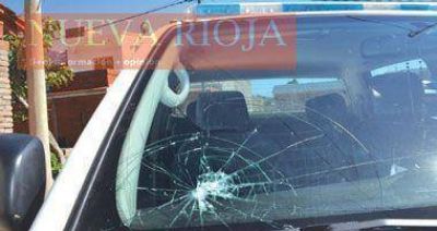 J�venes da�an con una lluvia de piedras a patrulleros policiales
