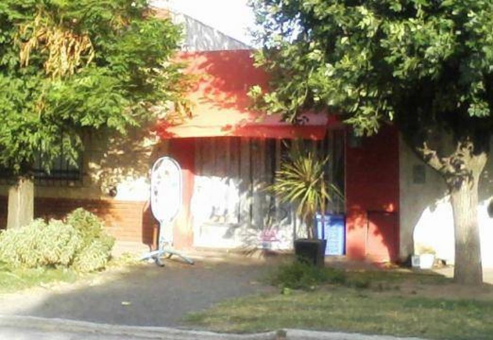 Seis menores acompa�ados de su madre saquearon una despensa