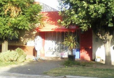 Seis menores acompa�ados de su madre saquearon una despensa