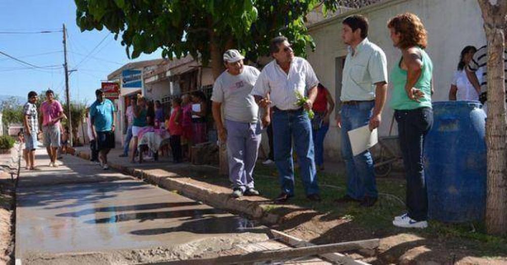El Gobernador recorri� obras urban�sticas que se ejecutan en el B� Hospital y autoriz� construcci�n de SUM