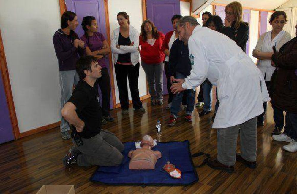 Capacitaci�n al personal municipal para el uso de los desfibriladores