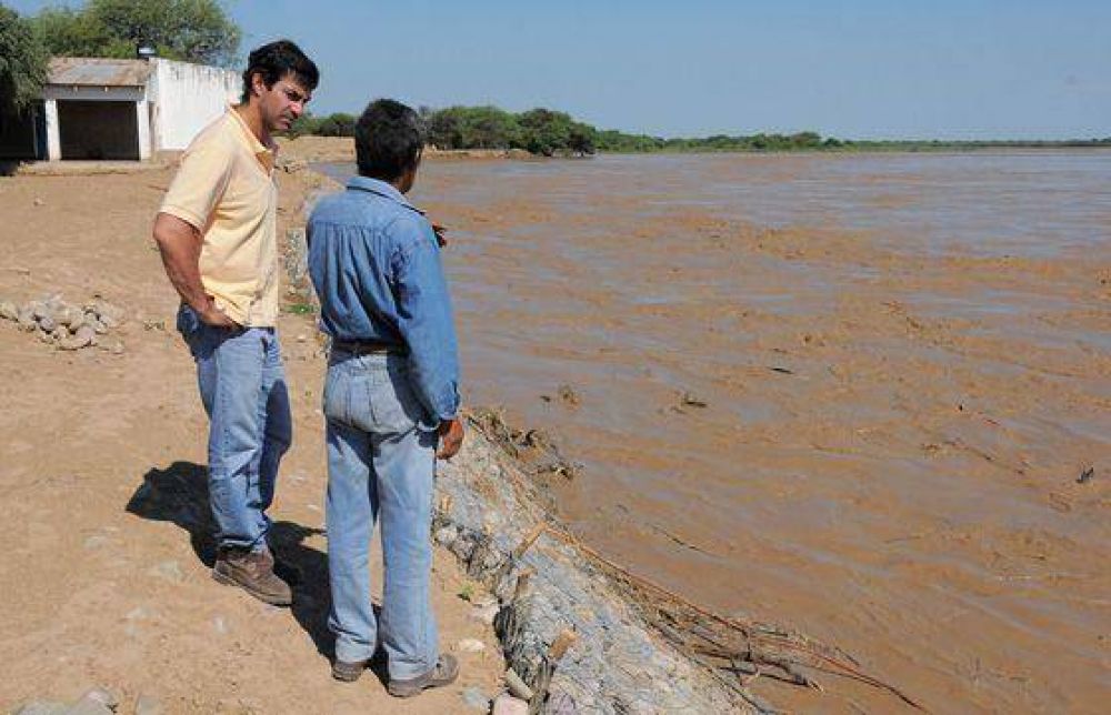 Juan Manuel Urtubey recorri� por segundo d�a la zona afectada por el r�o Pilcomayo