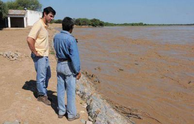 Juan Manuel Urtubey recorri� por segundo d�a la zona afectada por el r�o Pilcomayo