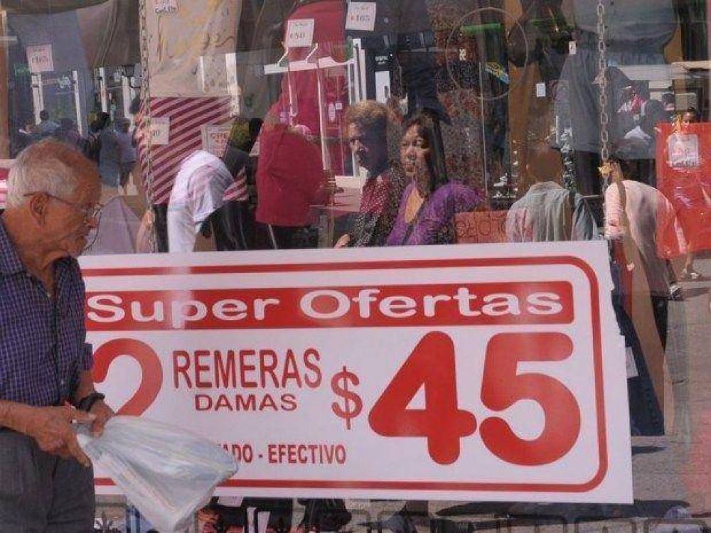 Las tiendas se apuran a despedir el verano y los descuentos llegan al 50%