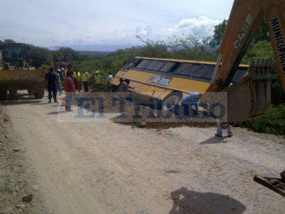 Cachi: un colectivo qued� colgado del precipicio