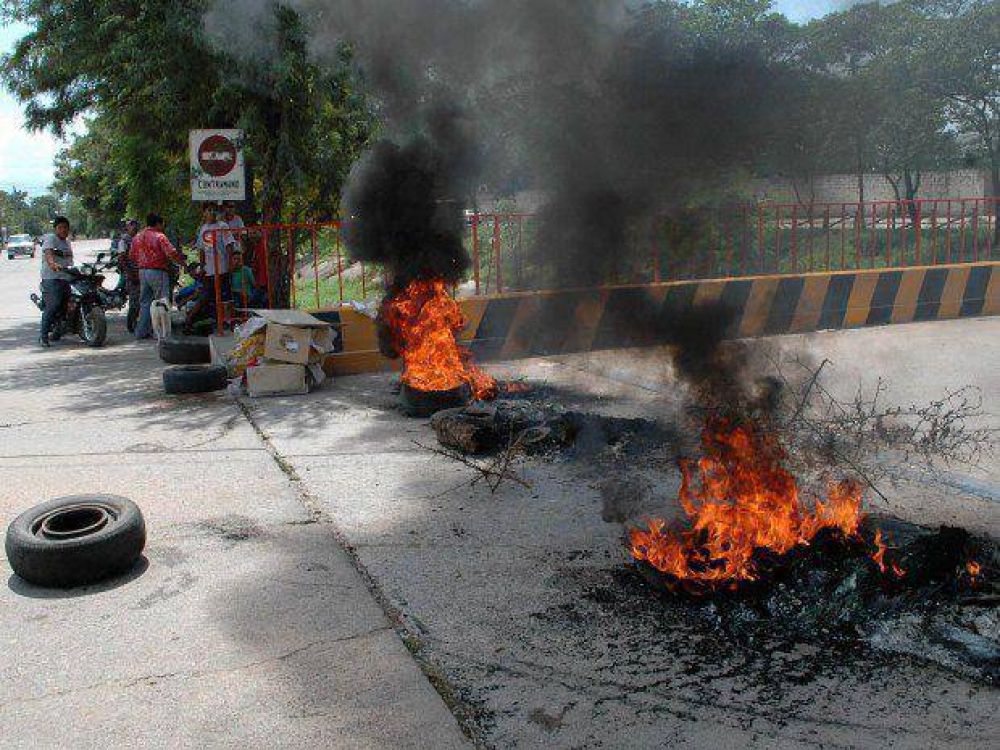 Ayer se endureci� el reclamo de los remiseros en San Pedro