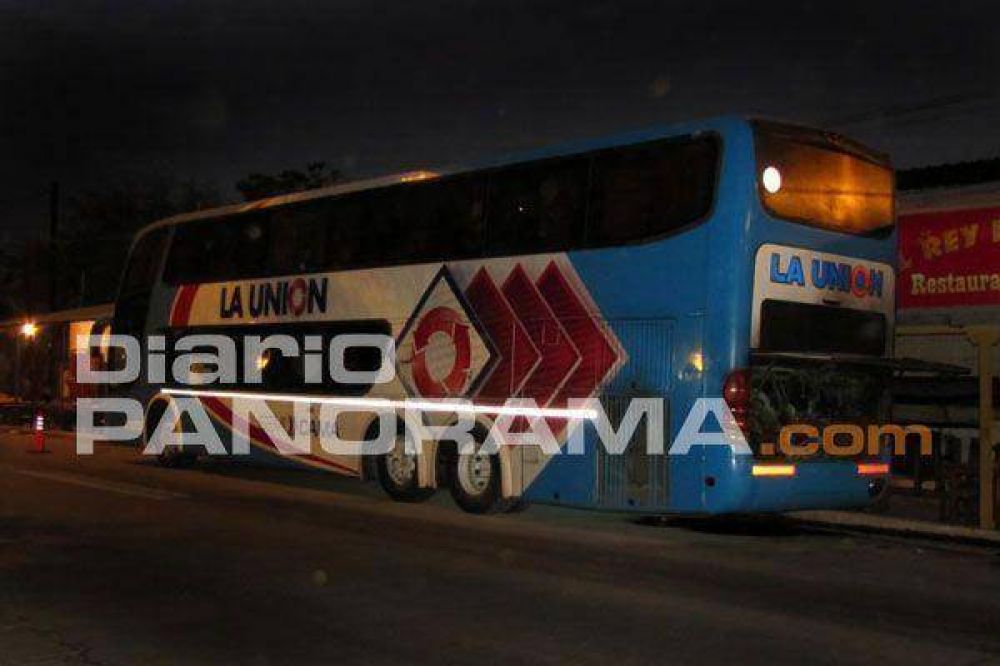 Micro con santiague�os protagoniz� fatal choque sobre la Ruta 9