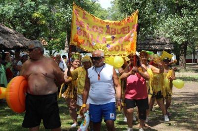 Los abuelos se divirtieron en el cierre de la colonia