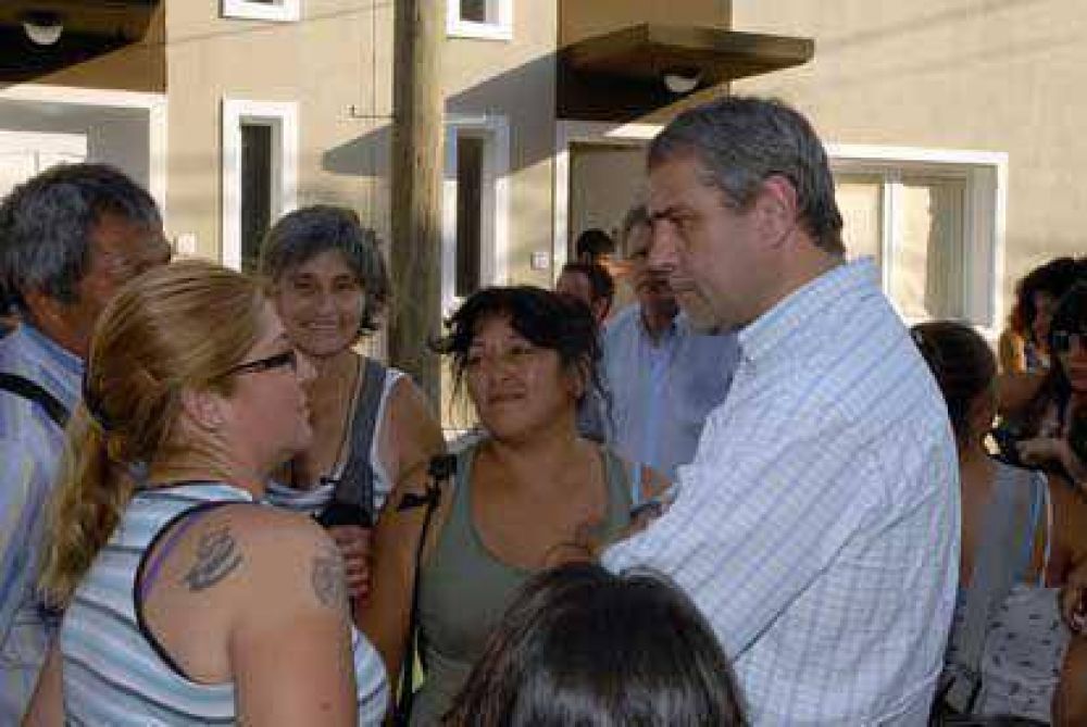 El Intendente Ferraresi entreg� viviendas en Villa Azul