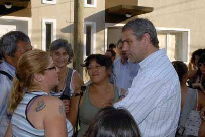 El Intendente Ferraresi entreg� viviendas en Villa Azul