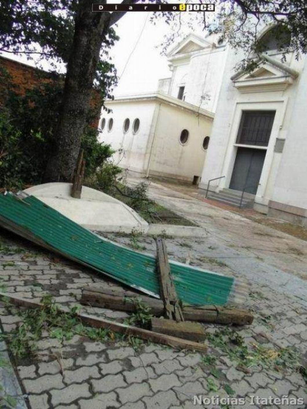 Como consecuencia de la tormenta la Cruz Fundacional de Itat� se rompi�