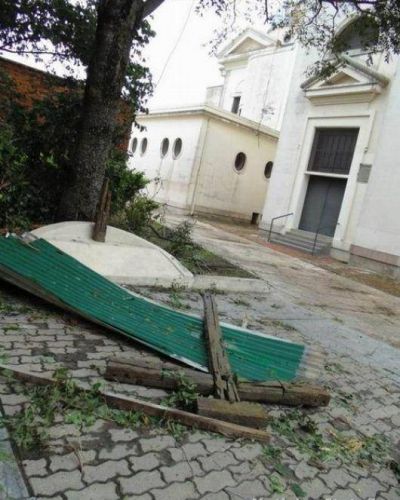 Como consecuencia de la tormenta la Cruz Fundacional de Itat� se rompi�