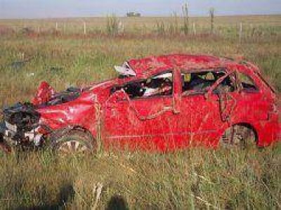 Cinco muertos al volcar un auto