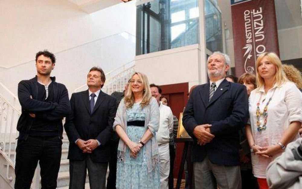 Tregua entre Pulti y La C�mpora en el acto del Unzu�