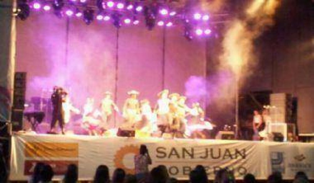 Con gran marco de p�blico arranc� "La Fiesta de Todos" en Albard�n