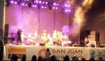 Con gran marco de p�blico arranc� "La Fiesta de Todos" en Albard�n