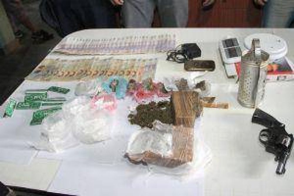 Secuestraron coca�na y marihuana, un arma de fuego y dinero en Rawson