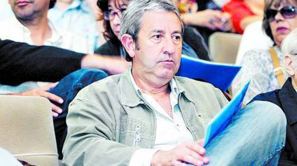 Cobos asegura que el Gobierno estudia cambiar la moneda