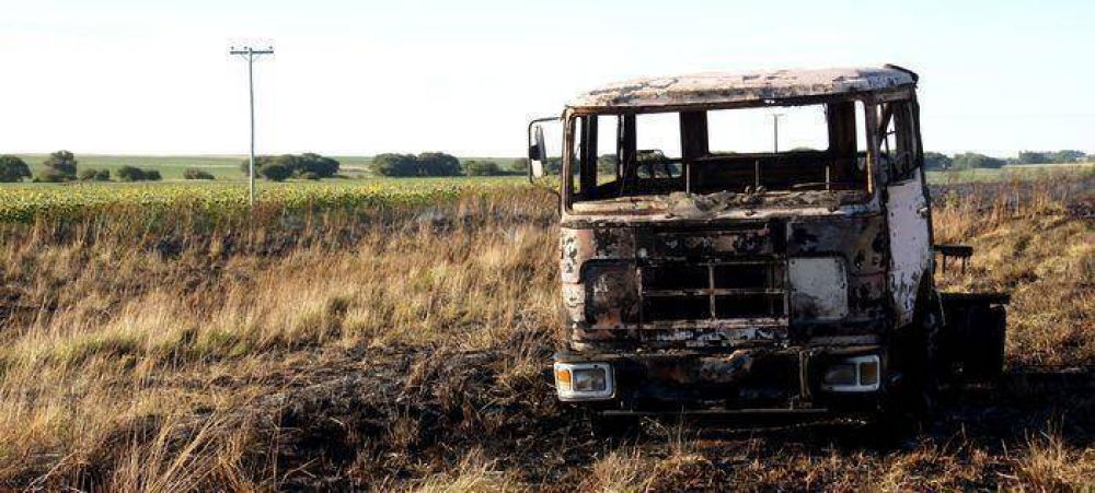 Apareci� un cami�n quemado en la ruta 76