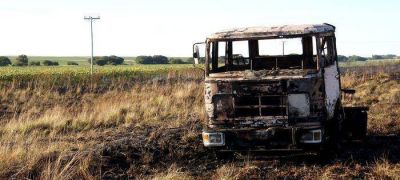 Apareci� un cami�n quemado en la ruta 76
