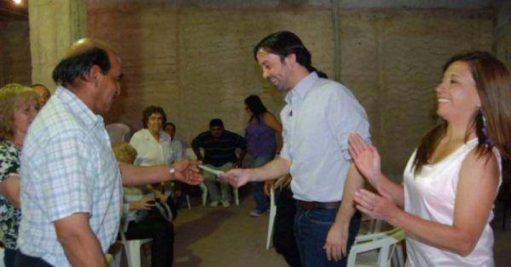 �lvarez y Olima entregaron elementos a comisar�as de Famatina