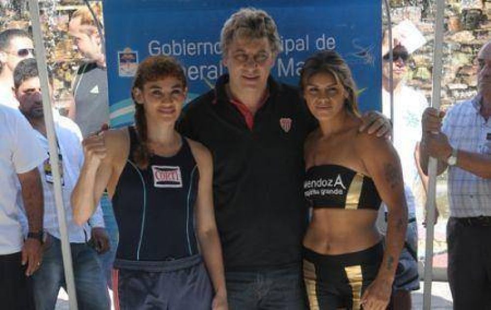 Fiesta popular con guantes femeninos