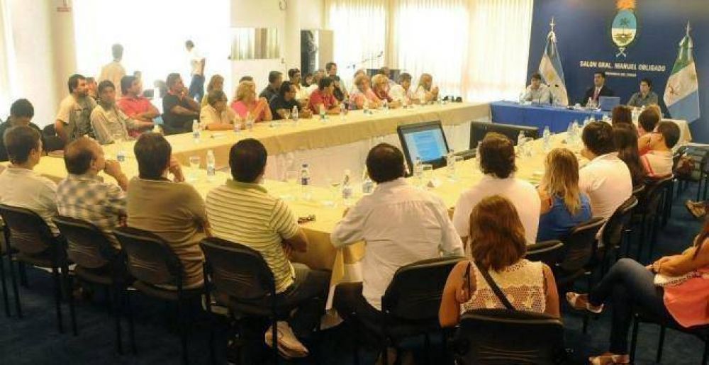 Desde Gobierno consideraron "positiva" la reuni�n con gremios docentes en la que aseguraron aumento salarial para el sector