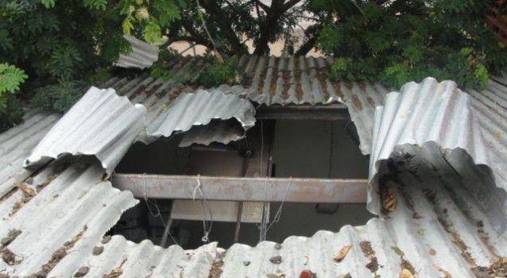 Cortaron las chapas del techo para robar una escuela en Fontana