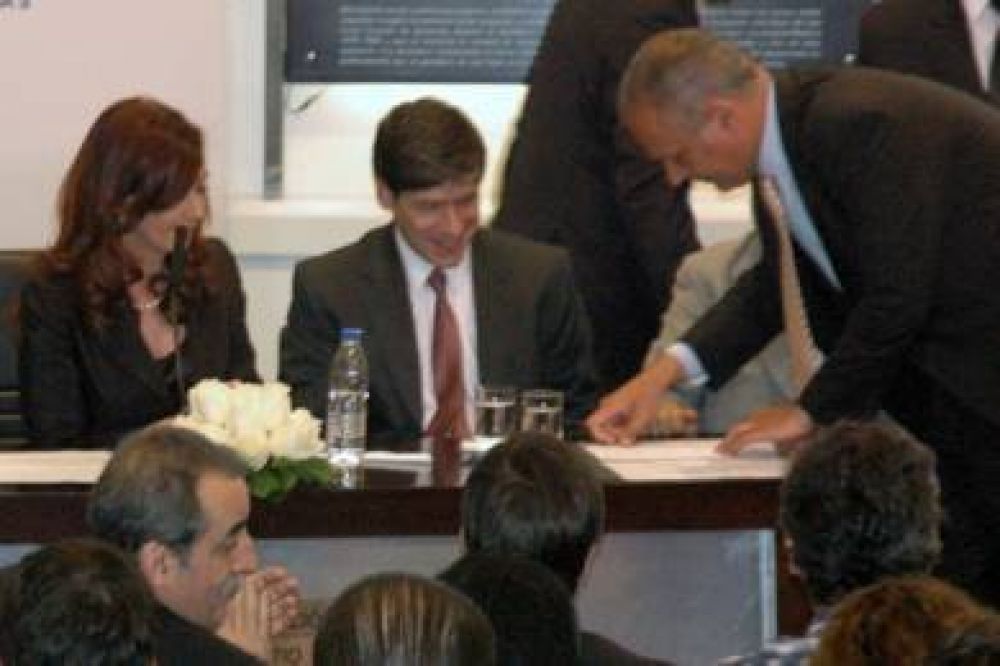Buzzi firm� con la Presidenta un convenio por mejoras habitacionales
