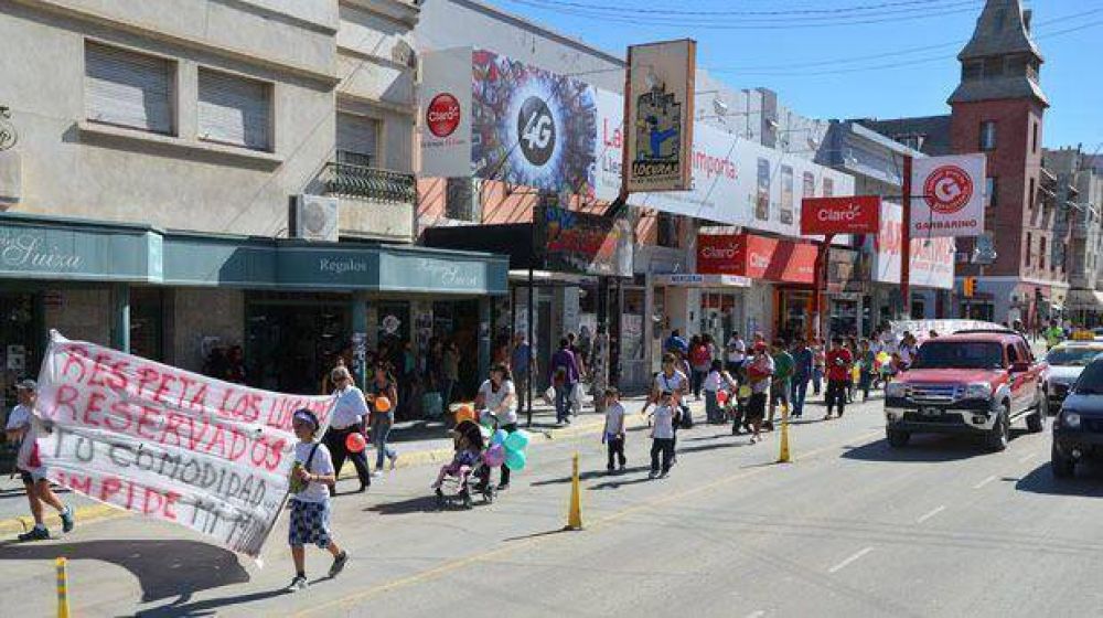 Marcharon para que se respeten rampas y estacionamientos para discapacitados