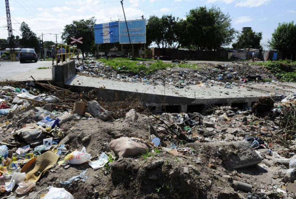 La basura se pudre sobre un canal a medio entubar