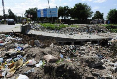 La basura se pudre sobre un canal a medio entubar