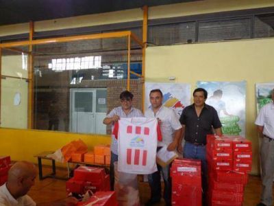 Deportes entreg� indumentaria a los equipos de participaran del TDI 2013