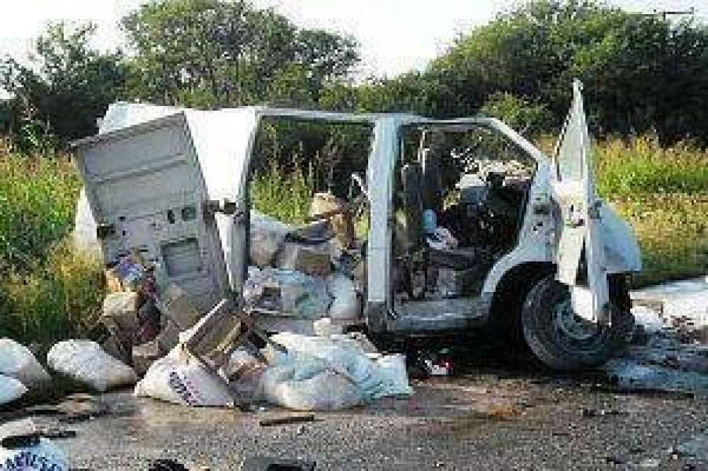 Un impresionante choque entre un colectivo y una combi dej� un muerto y heridos en la ruta 9