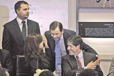 Cristina, junto con Zamora, lanz� plan de viviendas