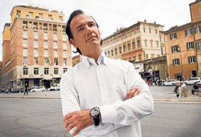 Personajes de novela detr�s de la falsa foto de Ch�vez