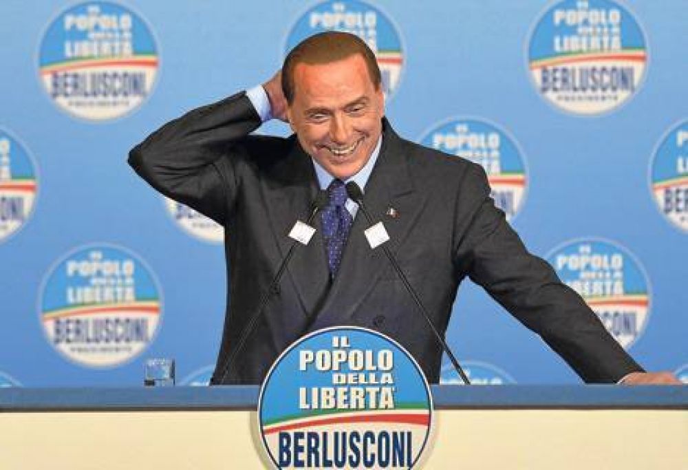 Berlusconi sufri� una reca�da en la presentaci�n de sus candidatos