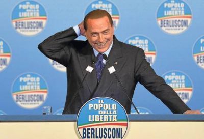 Berlusconi sufri� una reca�da en la presentaci�n de sus candidatos