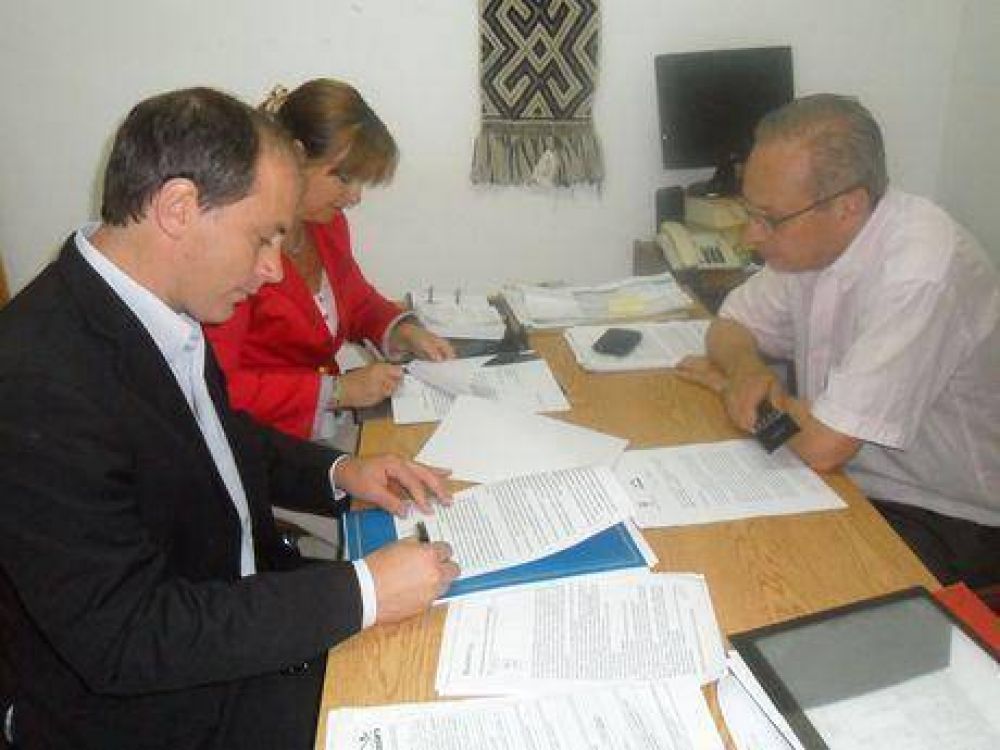 Legisladores piden investigaci�n por derrames de petr�leo en el r�o Colorado