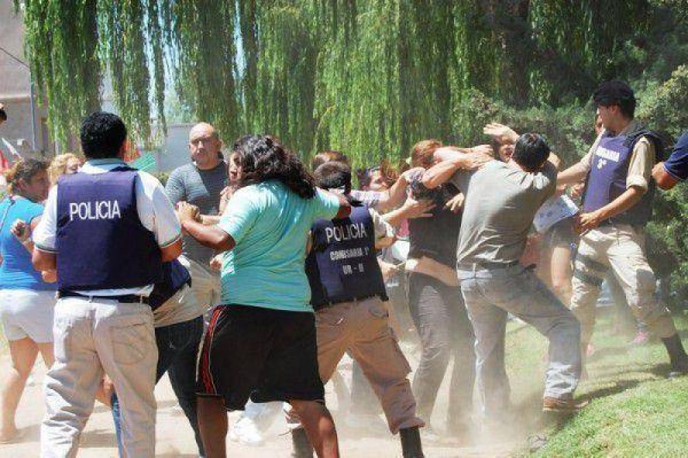 �El gobierno provincial fomenta la represi�n policial ascendiendo a oficiales violentos�