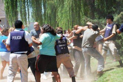 �El gobierno provincial fomenta la represi�n policial ascendiendo a oficiales violentos�
