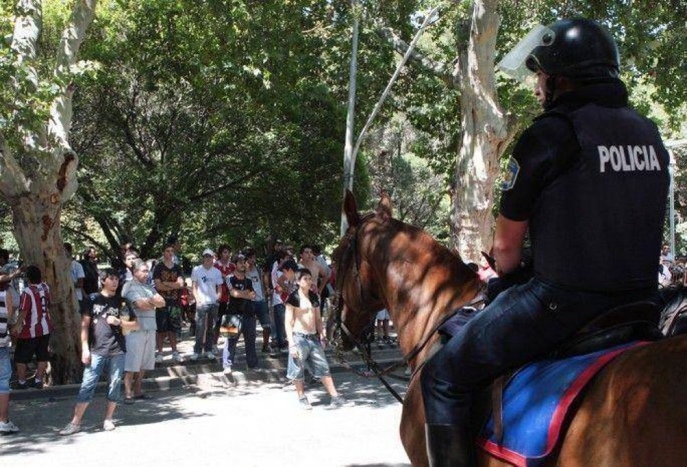 Incidentes en la venta de entradas para el Supercl�sico que se jugar� en Mendoza