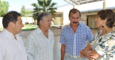 Constatan trabajos de refacci�n en escuelas