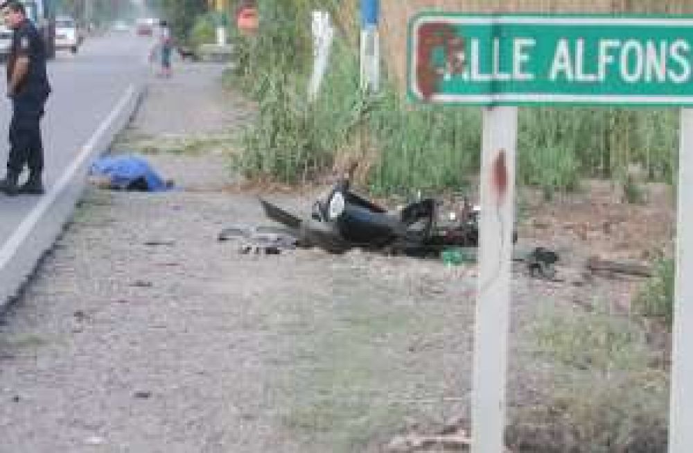 Un motociclista se mat� al estrellarse contra un cartel